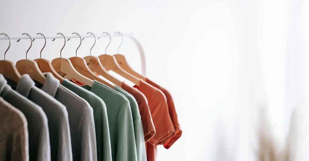 Zrównoważona moda: Jak wprowadzić ekologię do swojej szafy?
