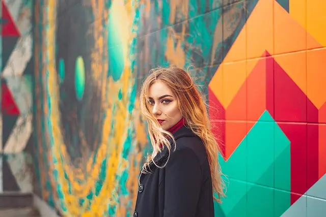 Neonowe akcenty w modzie: Jak je nosić tej wiosny?